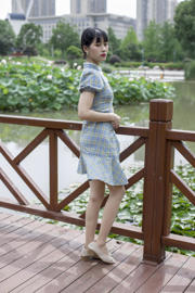 [Sihua SiHua] SH173 Shishi Cheongsam Schweinefleischseide Mädchen, das im Park spazieren geht