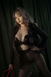 [Косплей фото] Аниме-блогер Wenmei - черный шелковый костюм